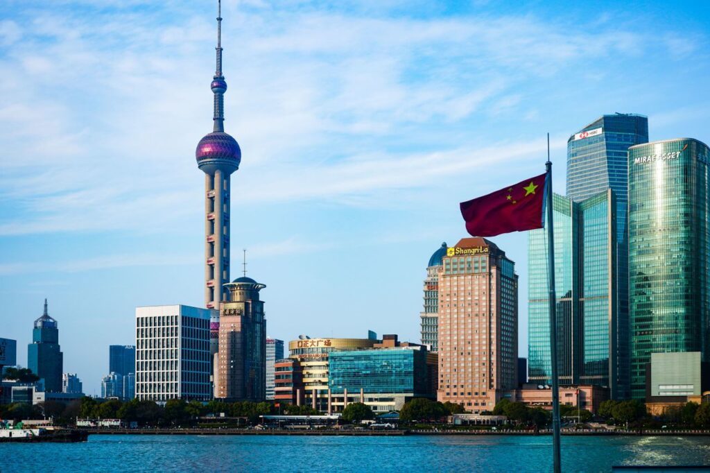 Skyline von Shanghai mit dem orientalischen Flaggen im Vordergrund, die die moderne Architektur der Stadt betont.
