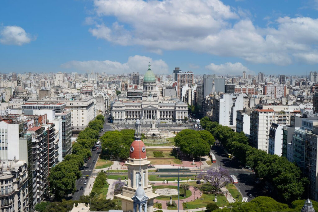 https://www.pexels.com/de-de/foto/stadt-gebaude-baume-park-14401404/ Blick auf die Stadt Buenos Aires, Argentinien, mit modernen Gebäuden und grünen Parks im Vordergrund.